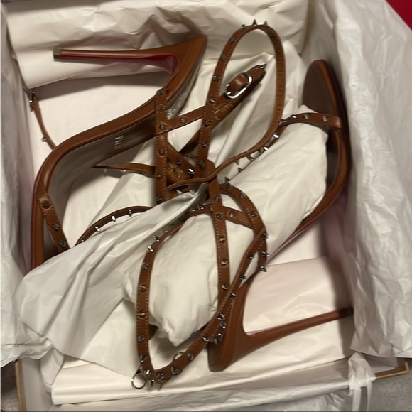 New with box 
Never worn 
39.5 fits US size 9 - Picture 3 of 7